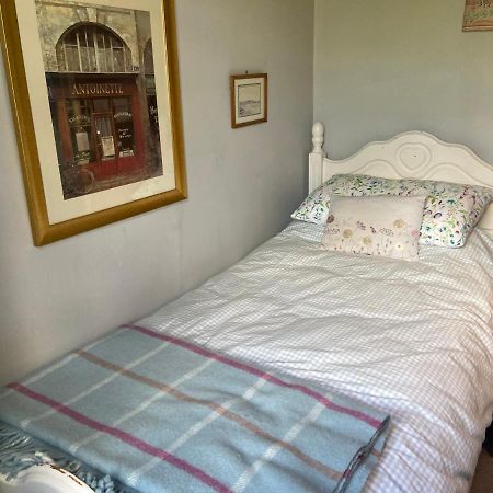 Comfy Cosy Little Room Tv Fridge Microwave Upton  Екстериор снимка
