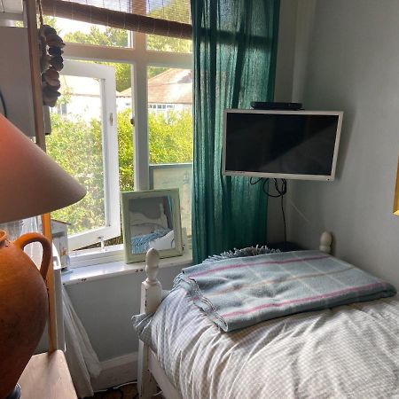 Comfy Cosy Little Room Tv Fridge Microwave Upton  Екстериор снимка