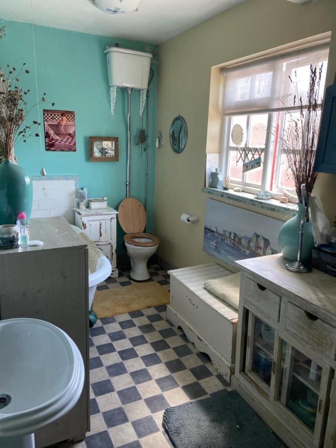 Comfy Cosy Little Room Tv Fridge Microwave Upton  Екстериор снимка