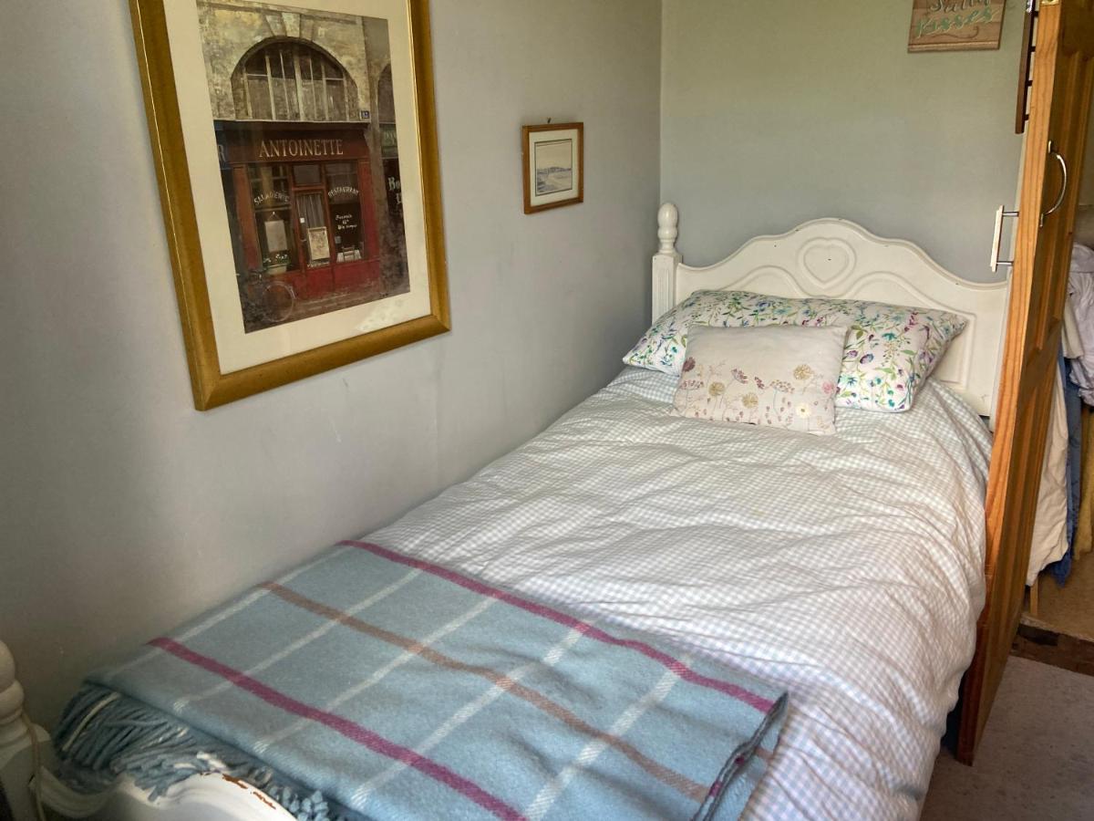Comfy Cosy Little Room Tv Fridge Microwave Upton  Екстериор снимка