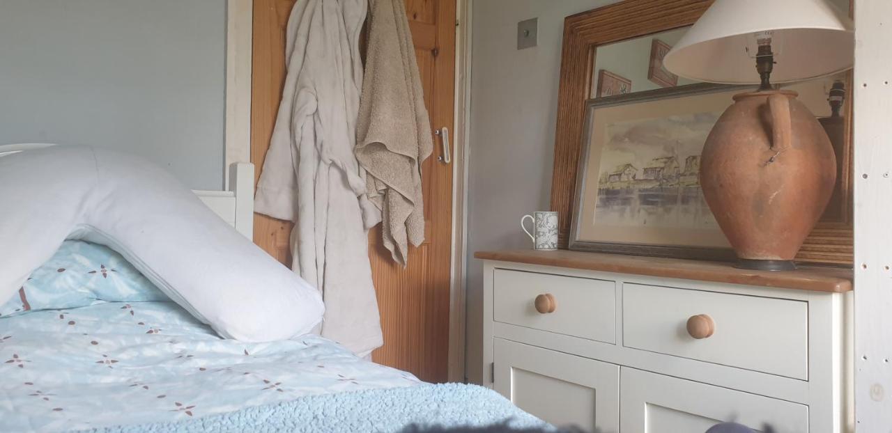 Comfy Cosy Little Room Tv Fridge Microwave Upton  Екстериор снимка