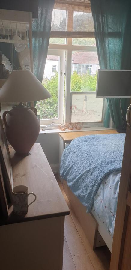 Comfy Cosy Little Room Tv Fridge Microwave Upton  Екстериор снимка