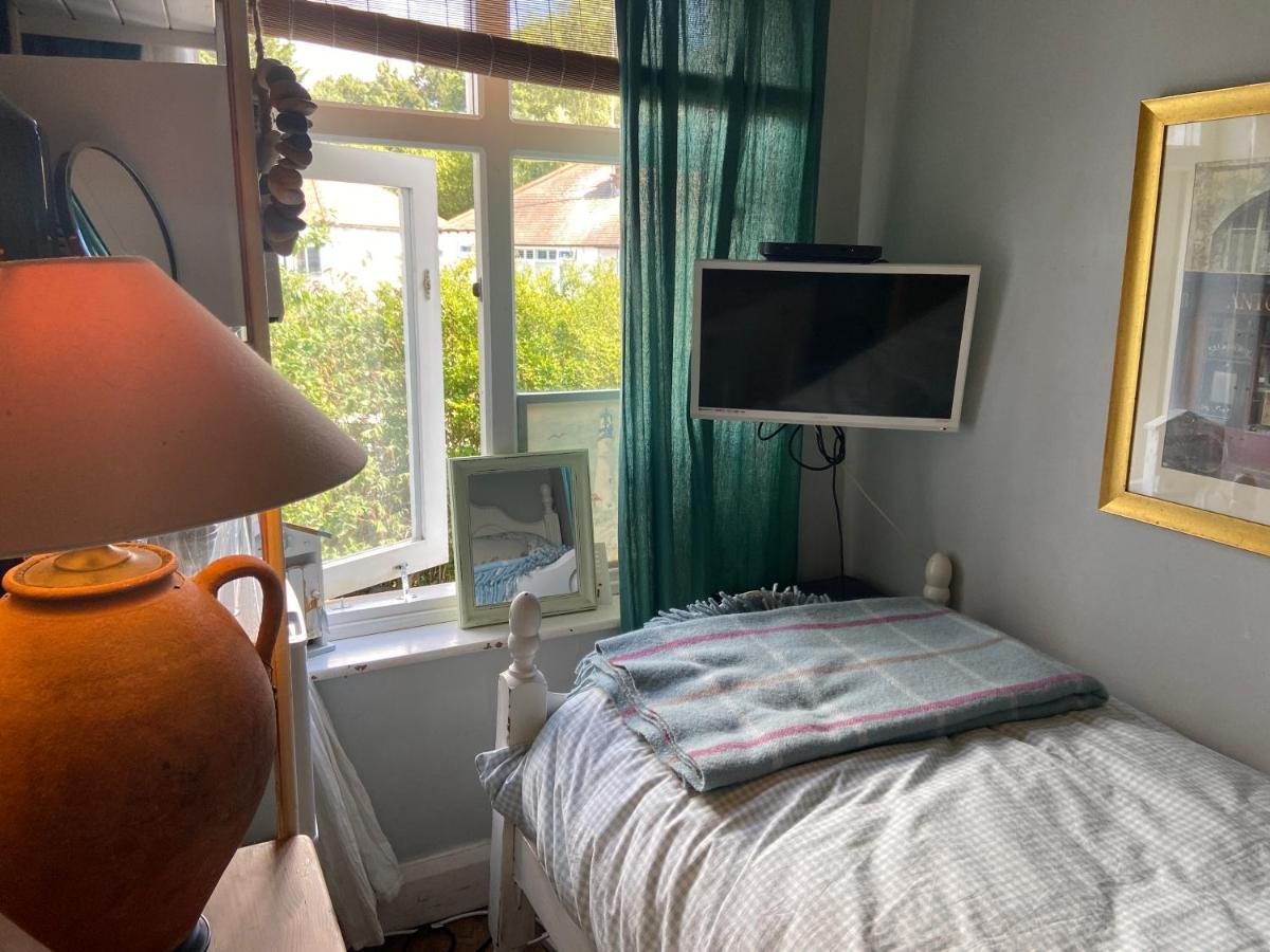 Comfy Cosy Little Room Tv Fridge Microwave Upton  Екстериор снимка